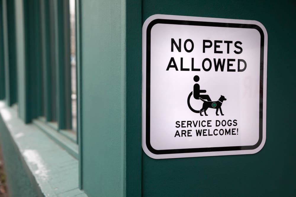 A sign outside building welcoming service dogs.